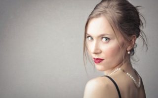 How To Wear A Pearl Necklace