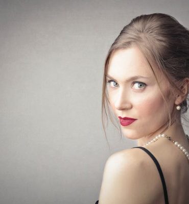 How To Wear A Pearl Necklace
