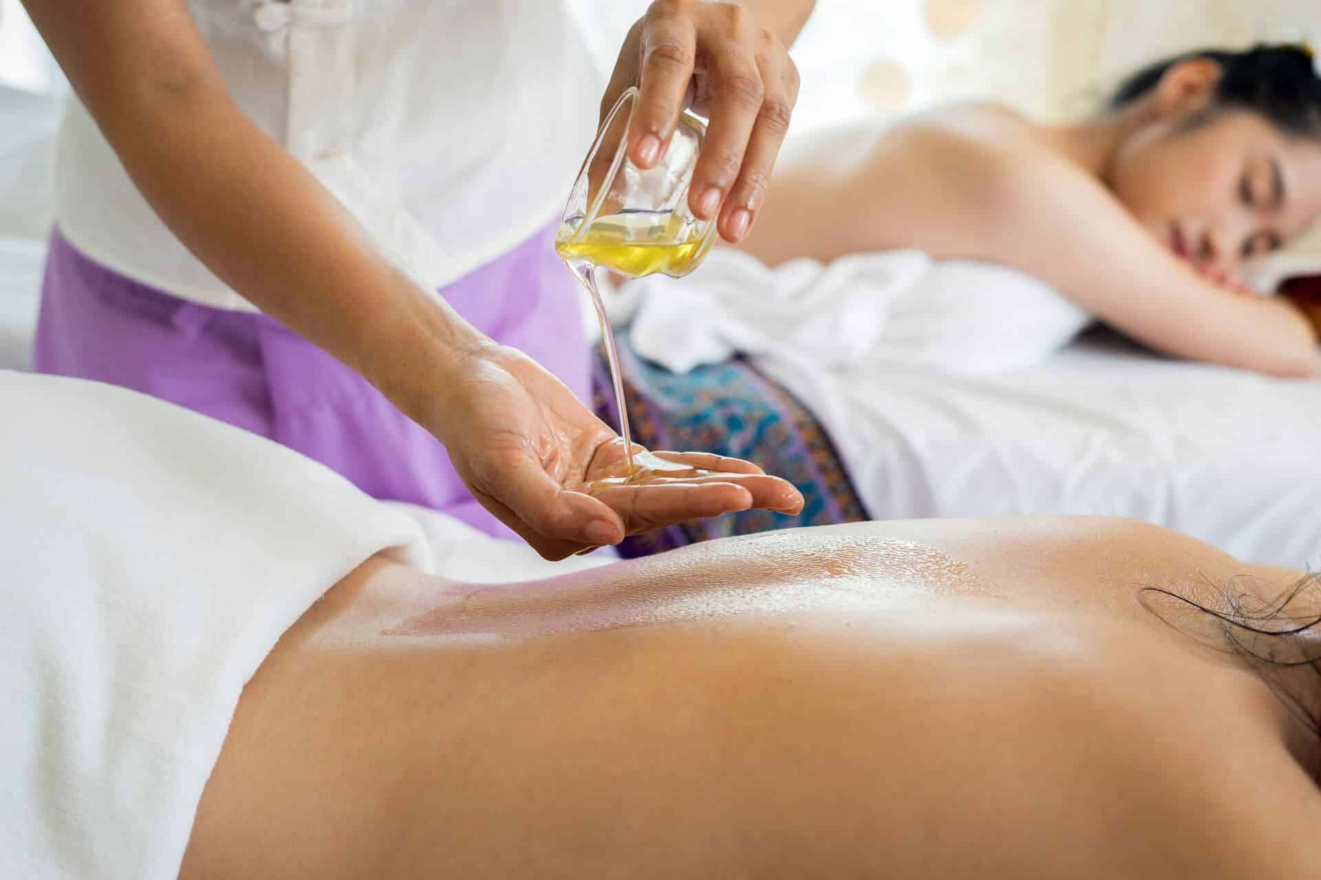5 Ways a Couples Massage Can Improve Your Relationship