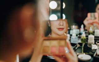 Long-Wear Lipstick: 5 Holiday Tricks That Stop Feathering