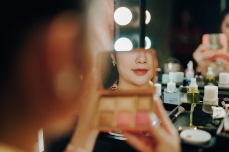 Long-Wear Lipstick: 5 Holiday Tricks That Stop Feathering