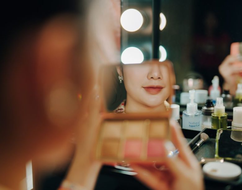 Long-Wear Lipstick: 5 Holiday Tricks That Stop Feathering