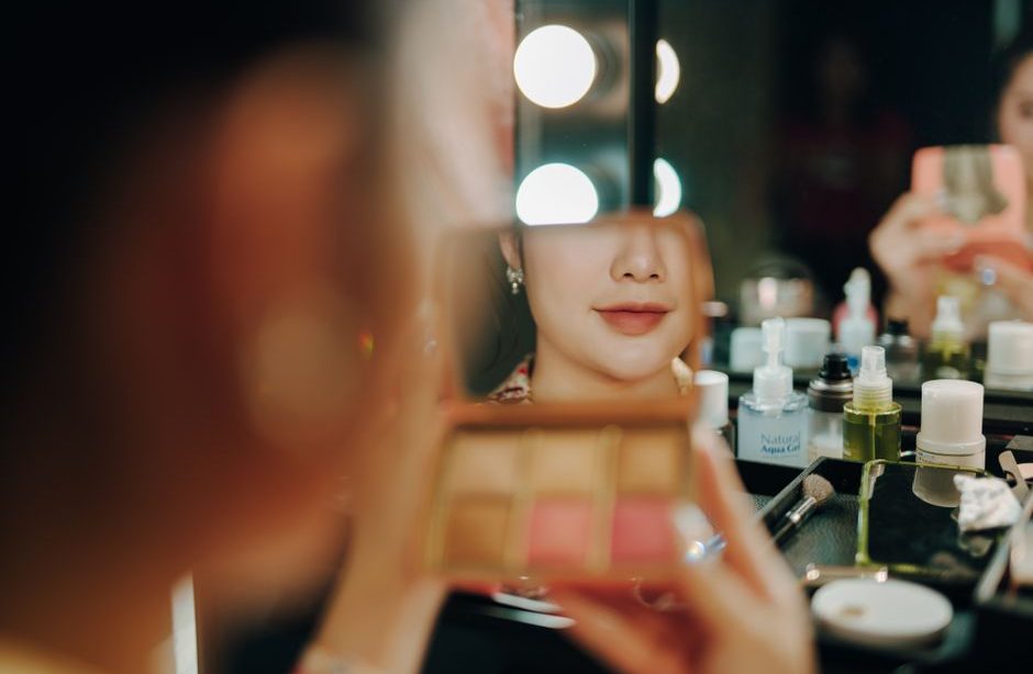 Long-Wear Lipstick: 5 Holiday Tricks That Stop Feathering