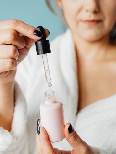 5 Retinol Serums for Beginners Over 40 in 2026